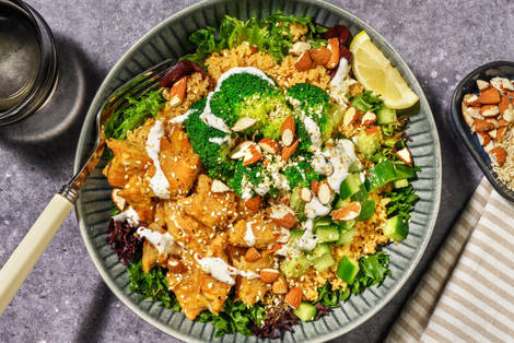 Sticky veggie kipbowl met citroenmayo met zwarte peper