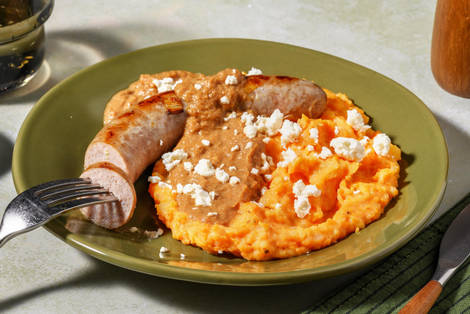 Saucisse de porc sur stoemp de patate douce et fromage à la grecque