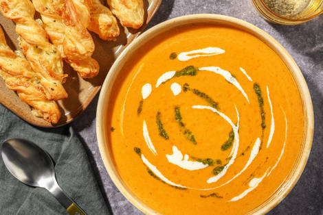 Soupe de tomate, gressins au fromage et crème de basilic