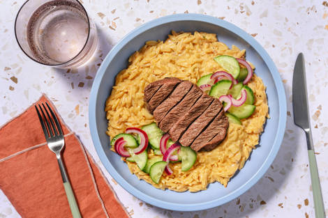 Mediterranes Bio-Rindersteak auf cremigem Orzotto