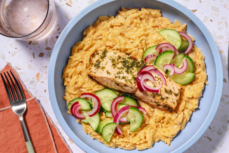 Mediterranes Lachsfilet auf cremigem Orzotto