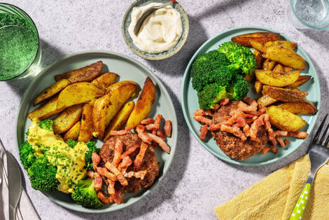 Hamburger met spekreepjes en broccoli