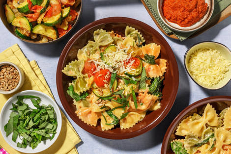 Familie pasta-avond: Romige fiocchi tricolore in zongedroogde-tomatensaus