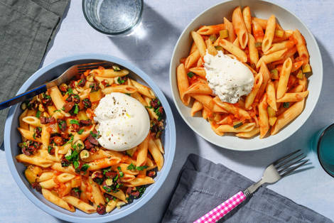 Penne in tomatensaus met burrata en courgette