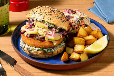 Plantaardige visburger op een wortelbroodje met avocado