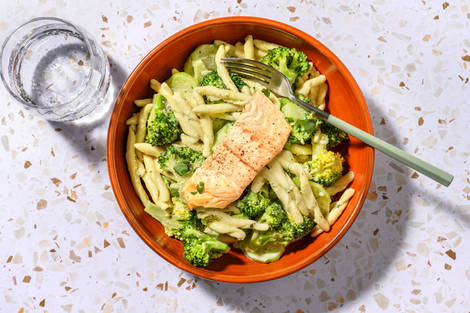 Strozzapreti mit Brokkoli-Käse-Soße und extra Lachsfilet