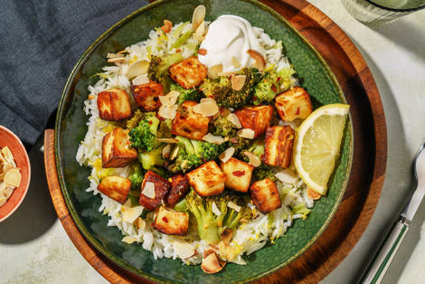 Glasierter Grillkäse mit Broccoli auf würzigem Reis