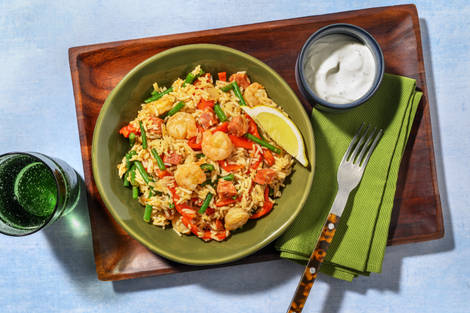 Paella-Reispfanne mit Chorizo und Garnelen