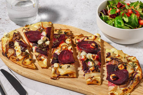 Flammkuchen met geitenkaas en rode biet