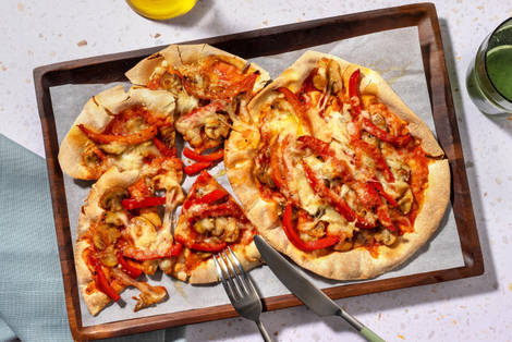 Pizza sur pain plat garnie de champignons et poivron