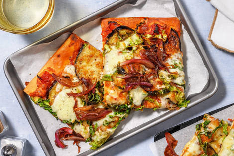 Pizza à l'aubergine laquée à la harissa avec chou frisé & mozzarella