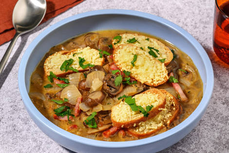 Französische Zwiebelsuppe mit Lardon
