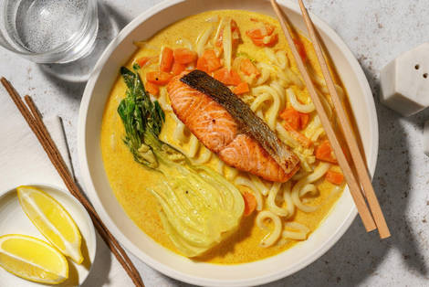 Pikante Laksa-Suppe mit knusprigem Lachs