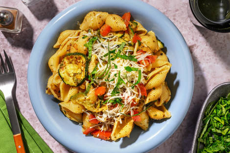 Pâtes au pesto avec courgette et Parmigiano Reggiano