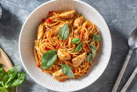 Spaghetti Bruschetta Art mit Bio-Hähnchenstreifen