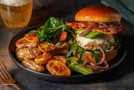 Kipburger met mozzarella en serranoham