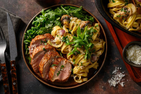 Filet mignon de porc et tagliatelle fraîches en sauce crémeuse parfumée à la truffe