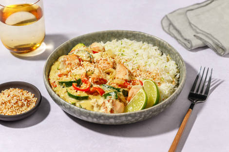 Grünes Lachs Curry mit Zucchini und Spitzpaprika