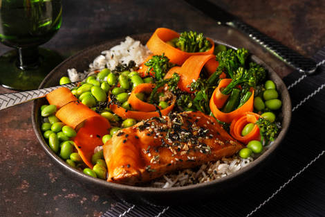 Teriyaki-zalmbowl met sojabonen