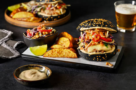 Kip-cheeseburger met sesammayonaise en frisse pindakoolsla