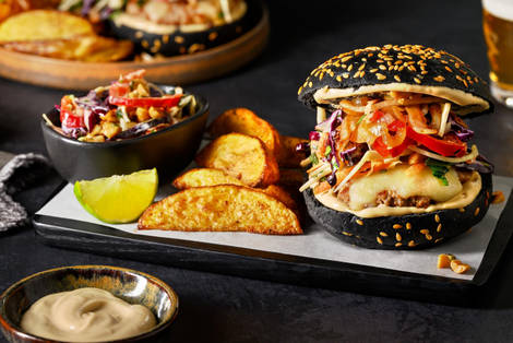 Kip-cheeseburger met sesammayonaise en frisse pindakoolsla