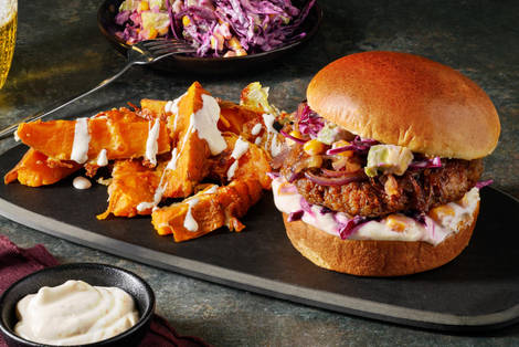 Burger de veau gourmand, salsa d'avocat acidulée et patate douce au fromage
