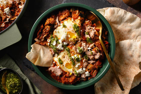 Shakshuka met tonijn, feta en basilicumcrème