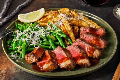 Steak et frites de céleri-rave garnies de Parmigiano Reggiano