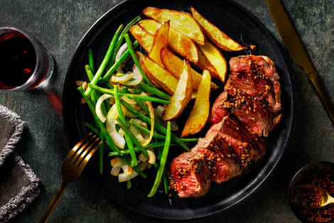 Steak en sauce au beurre à l'ail et sésame