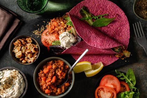 Rode biet flatbread met rundergehakt en grillkaas