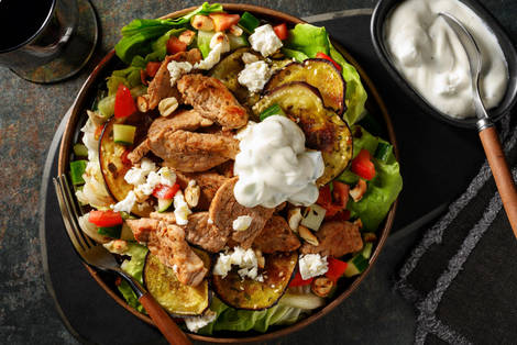 Keto-vriendelijke varkenshaassalade met witte kaas en komkommeryoghurt