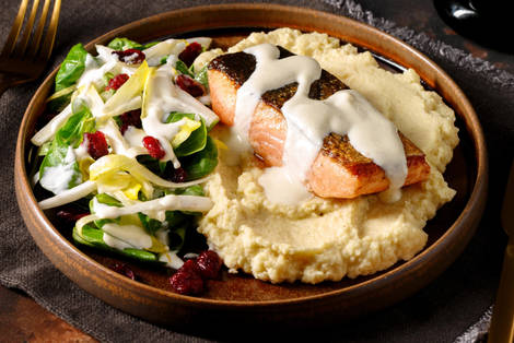 Zalmfilet in romige knoflooksaus