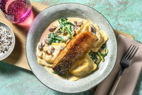 Girasoli mit Tomate-Mozzarella-Füllung und extra Lachsfilet