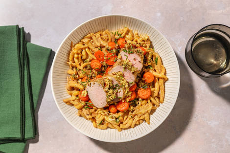 Saftiges Bio-Schweinefilet mit Haselnuss-Kräuter-Kruste