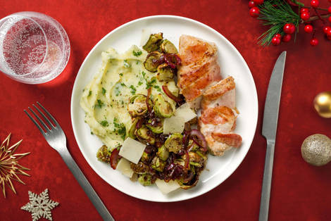 Poulet bardé de lard et choux de Bruxelles rôtis 