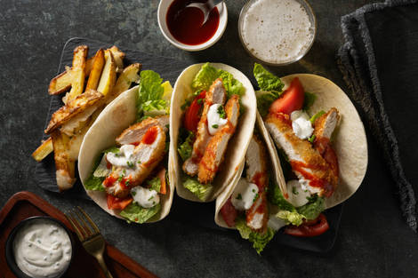 Krispig "buffalo"-glaserade kycklingtacos