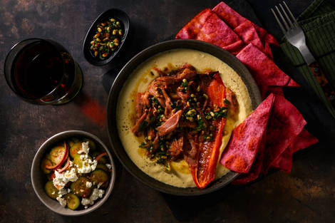 Geconfijte eend met pijnboompittensalsa en feta