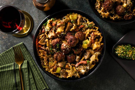 Mafaldine met hertengehaktballetjes in romige saus met spekreepjes