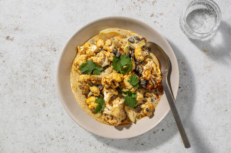 Curry cremoso de langostinos y coliflor asada y alubias