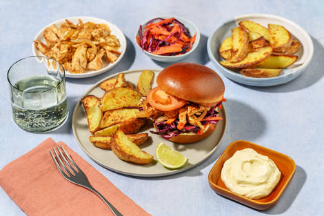 BBQ-krydret kyllingeburger med ovnbagte kartofler