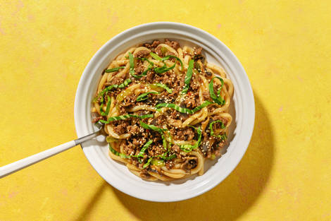 Japansk yaki udon-nudler og hakket oksekød