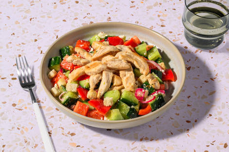 Pouletstreifen auf griechischem Salat