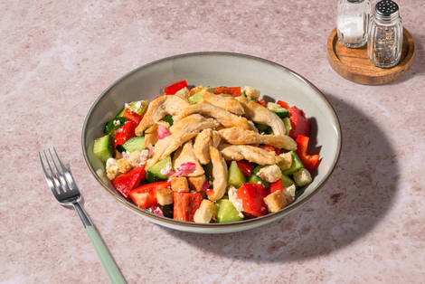 Hähnchenstreifen auf griechischem Salat