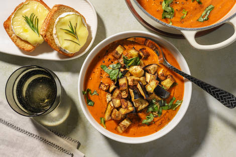 Ratatouillesoep met ciabatta met camembert