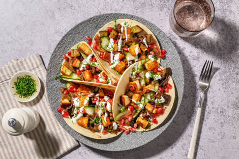 Wraps met witte grillkaas, granaatappel en aubergine