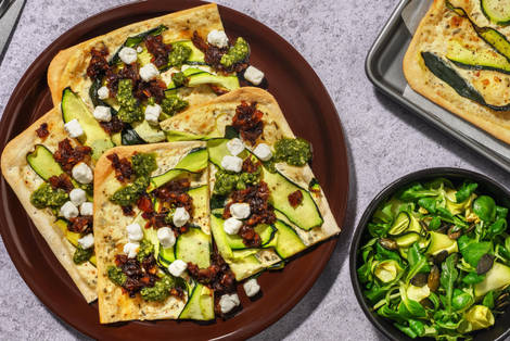 Flammekuchen met geitenkaasbolletjes en dadelcompote