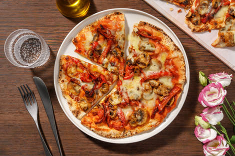 Pizzas sur pain plat garnies de champignons et poivron