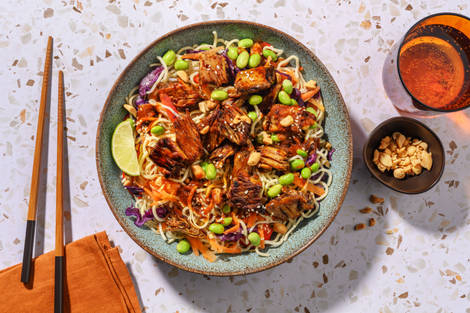 Émincés végés façon poulet laqués & salade de nouilles au gochujang