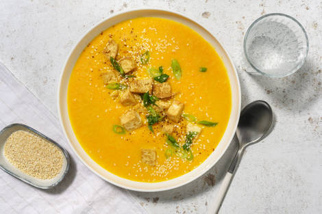 Scharfe Karotten-Suppe mit knusprigem Tofu 
