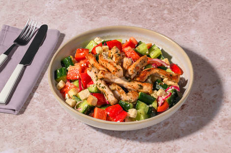 Bio-Schweinefleischstreifen auf griechischem Salat